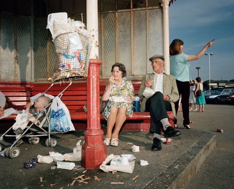 Martin Parr : étude de la photographie Untitled (Bus Shelter), 1983-85